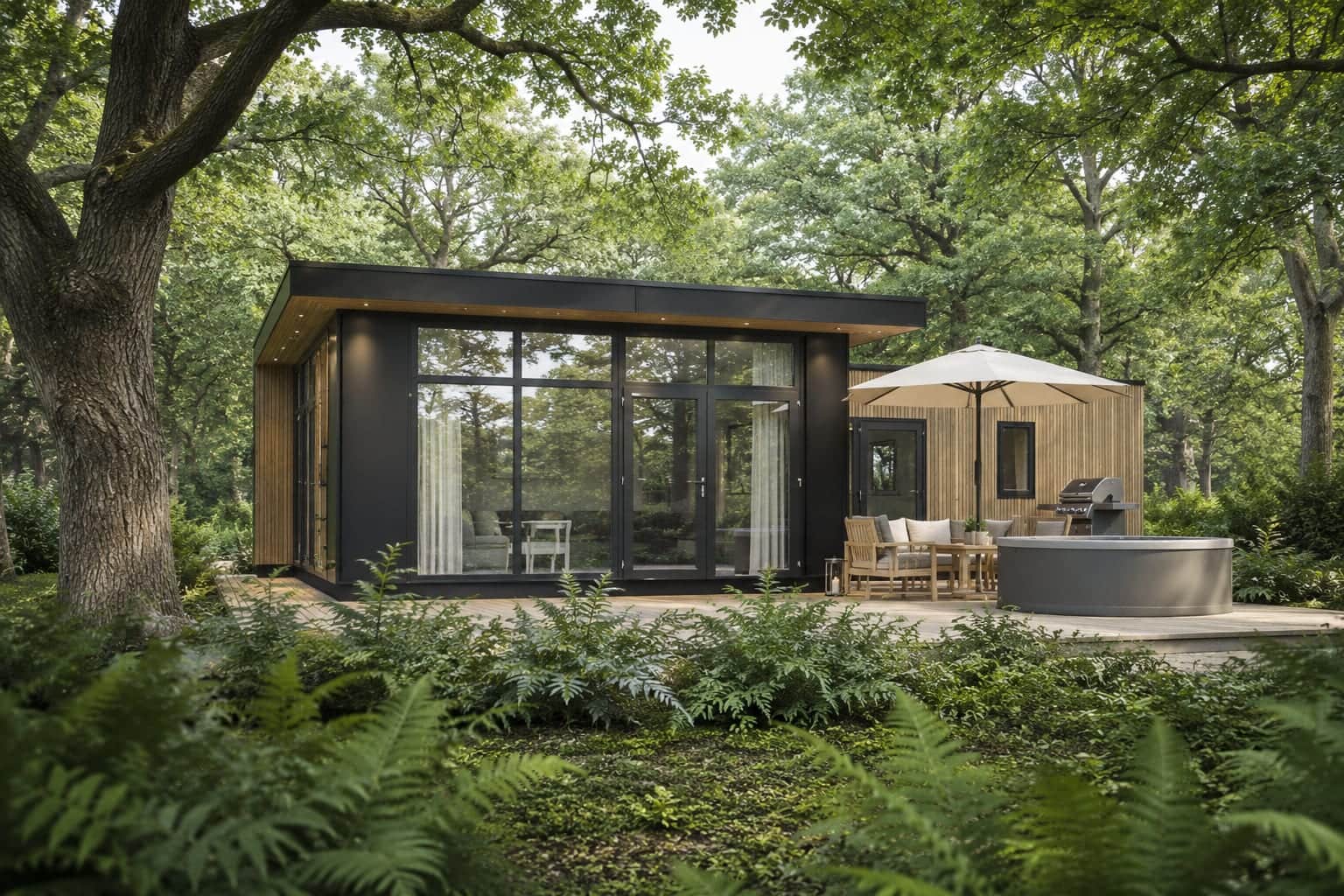 Buitenaanzicht van Lodge De Eik onder eikenbomen met buitenkeuken en BBQ